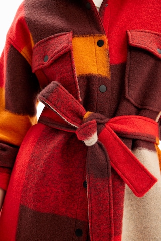 Palton de primăvară-toamnă de la Desigual pe roșu