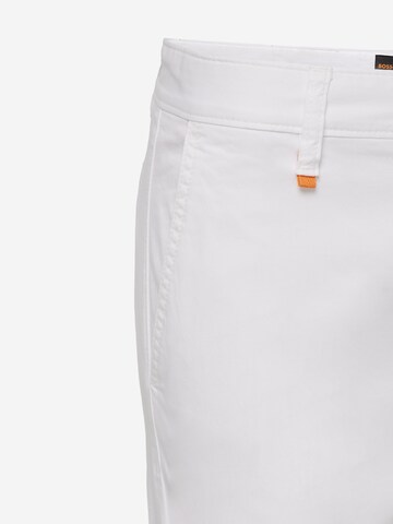 BOSS Orange Slimfit Chino kalhoty 'Taber' – bílá