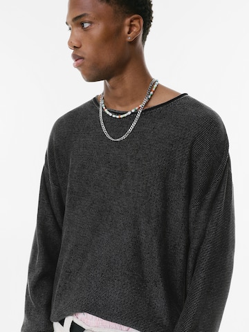 Pulover de la Pull&Bear pe negru