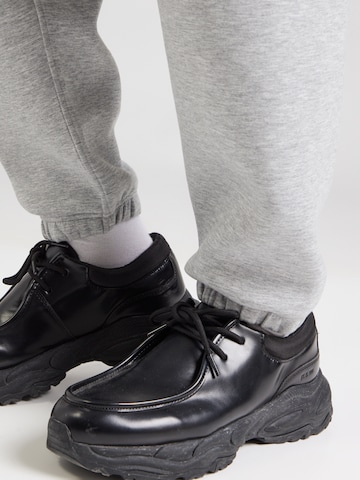 Calvin Klein Jeans - Tapered Calças em cinzento