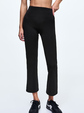 Evazați Leggings de la Pull&Bear pe negru: față