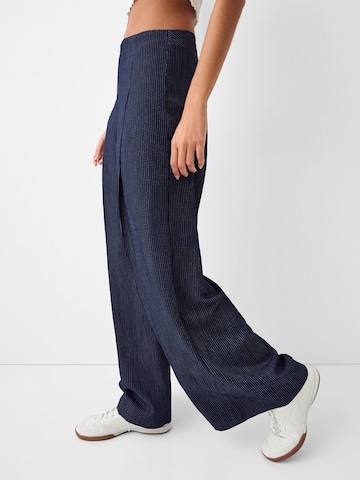 Wide leg Pantaloni con piega frontale di Bershka in blu