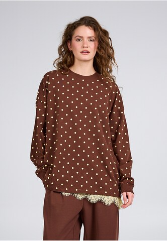 OH APRIL Shirt 'Little Things' in Bruin: voorkant