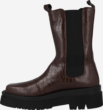 Raid Chelsea boots 'NEW PORT' in Bruin