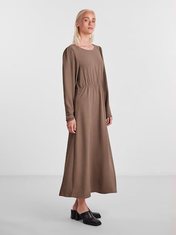 Abito 'FLORE' di PIECES in marrone