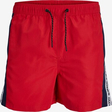 Shorts de bain 'FIJI' JACK & JONES en rouge : devant