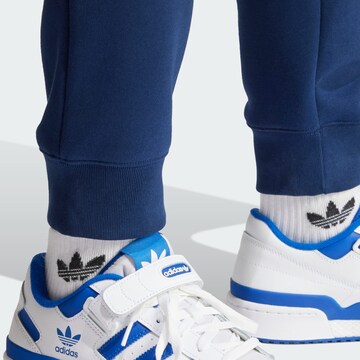 ADIDAS ORIGINALS - Tapered Calças cargo 'Trefoil Essentials' em azul