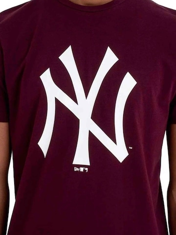 Maglietta 'Camiseta new era granate yankees nos mlb regular tee neyyan mrnwhi' di NEW ERA in rosso