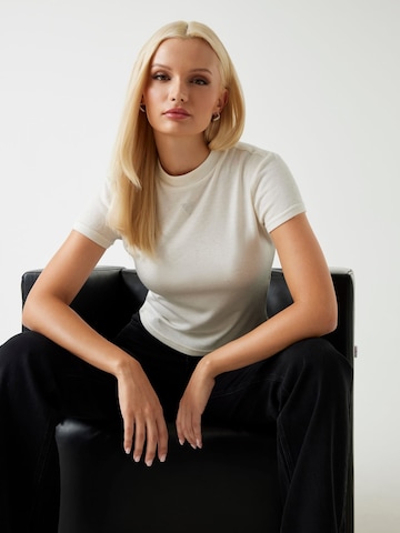 T-shirt GUESS en blanc