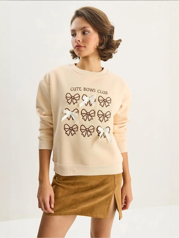Felpa di Bianco Lucci in beige: frontale