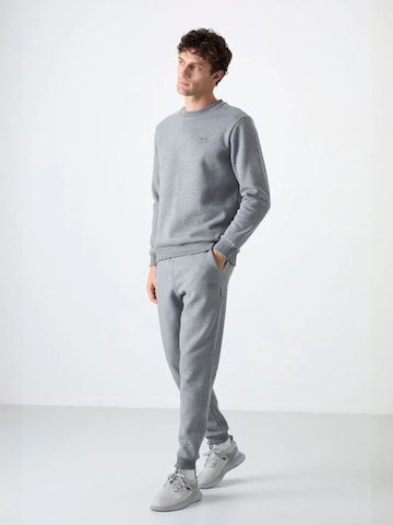 Survêtement Tommy Life en gris : devant
