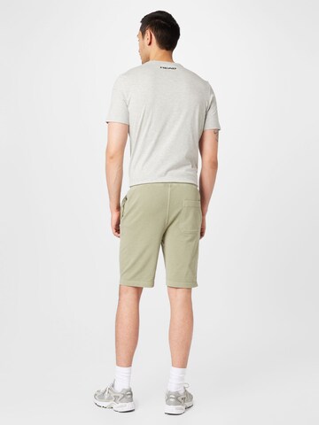 No Excess Regular Shorts in Grün