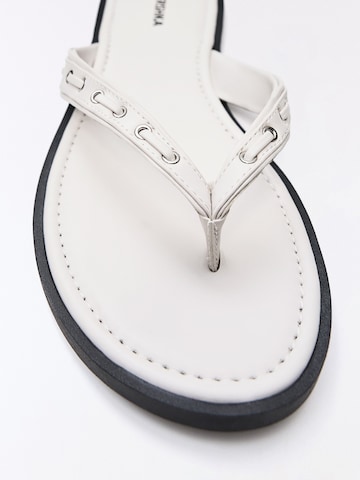 Flip-flops de la Bershka pe alb