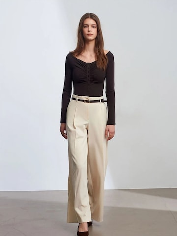 Dilvin Wide leg Trousers in Beige: front