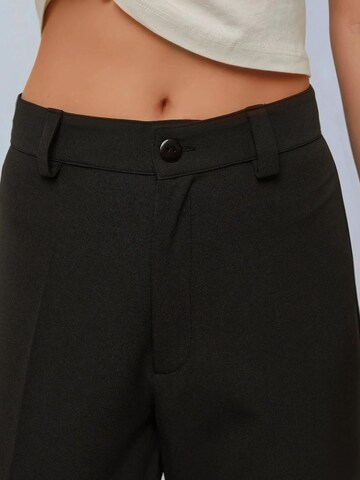 Wide leg Pantaloni con piega frontale di Hiccup in nero