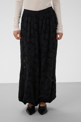 SOAKED IN LUXURY Wide leg Broek 'Felina' in Zwart