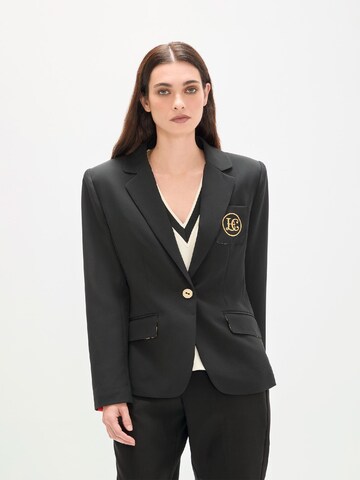 Lola Casademunt Блейзер в Черный: спереди