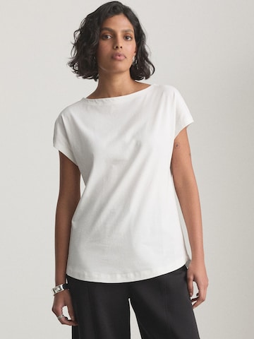 Tricou de la Next pe alb: față