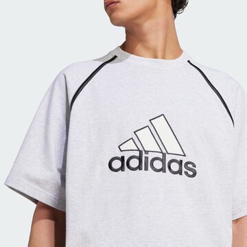 ADIDAS ORIGINALS - Camiseta 'Badge Of Sport' en gris