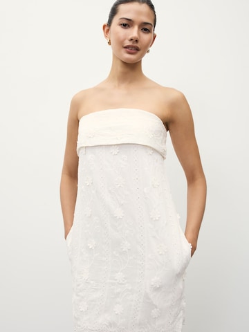 Rochie de la Next pe bej
