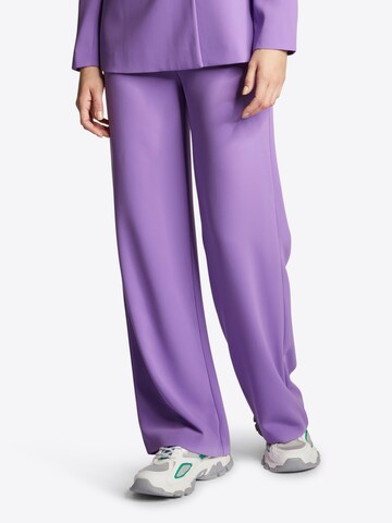 Rich & Royal - Loosefit Calças em roxo: frente