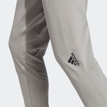 ADIDAS SPORTSWEAR Zwężany krój Spodnie sportowe 'D4T' w kolorze szary