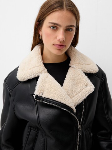 Bershka Přechodná bunda – černá