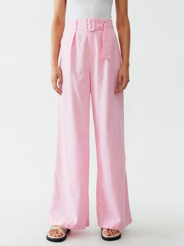 Calli Loose fit Pleat-Front Pants in Pink: front