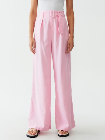 Calli Loose fit Pleat-front trousers in Pink: front