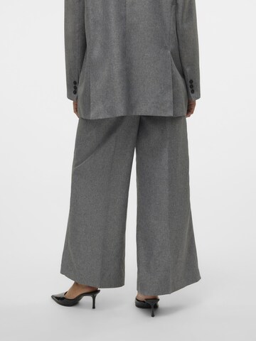 SOMETHINGNEW Wide leg Trousers with creases in Grey