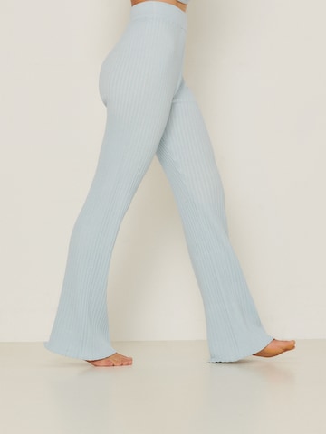 ABOUT YOU x Sofia Tsakiridou Flared Broek 'Liv' in Blauw