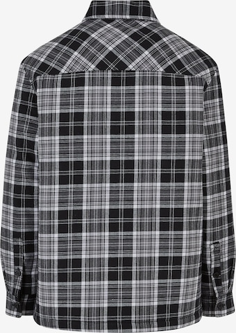 Urban Classics - Ajuste regular Camisa en negro