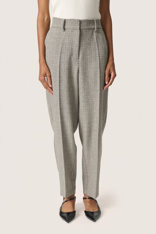 SOAKED IN LUXURY Slim fit Trousers with creases in Grey: front