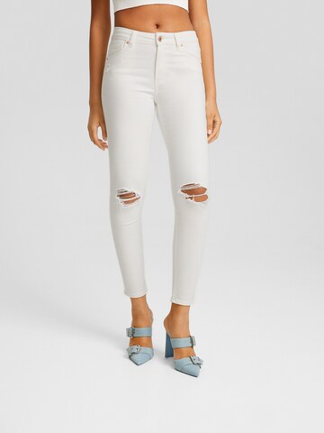 Bershka Skinny Jeans in White: front