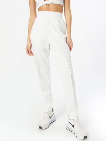 Effilé Pantalon de sport 'Heritage' NIKE en blanc : devant