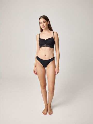 SNOCKS String in Black: front