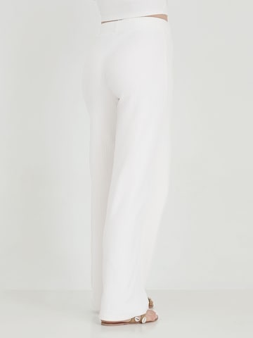 Wide leg Pantaloni 'Leni' di ABOUT YOU x Sofia Tsakiridou in bianco