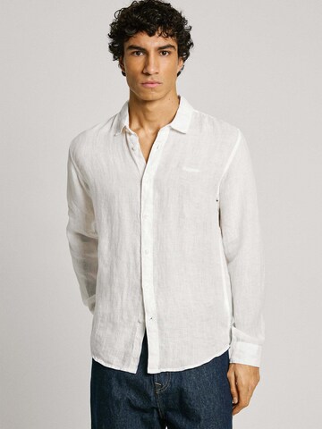 Pepe Jeans - Ajuste regular Camisa 'Arnau' en blanco: frente