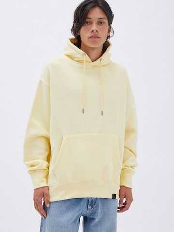 Sweat-shirt Pull&Bear en jaune : devant