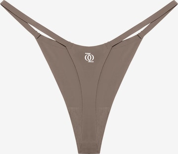 GOD SAVE QUEENS String 'Second Skin G-String' in Bruin: voorkant