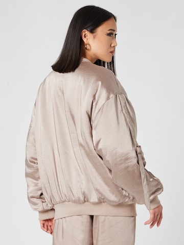 Veste mi-saison 'Elaine' Hoermanseder x About You en gris