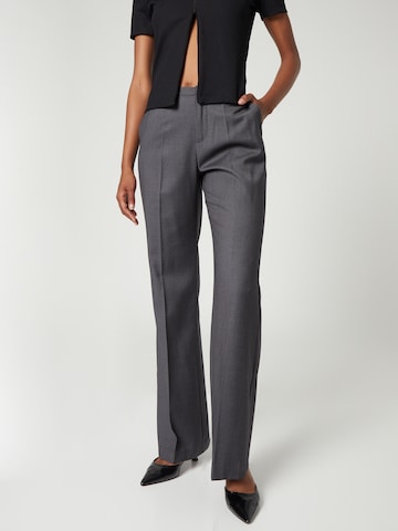 Bella x ABOUT YOU Regular Pants 'Lenni' in Grey: front