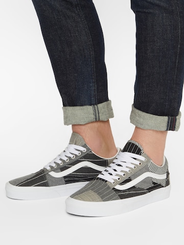 Baskets basses VANS en gris : devant