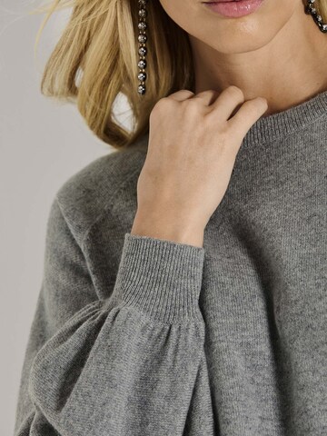 MADELEINE Sweater in Grey