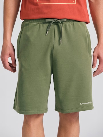 Loosefit Pantalon Funky Buddha en vert : devant