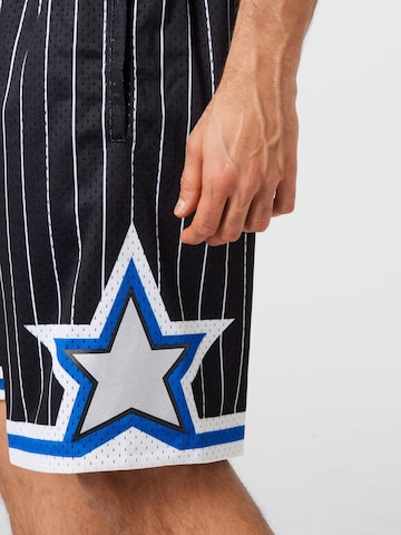 Loosefit Pantaloni sportivi di Mitchell & Ness in nero