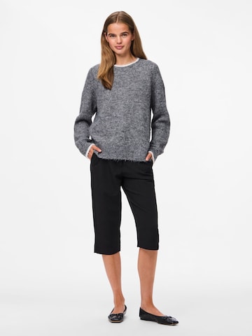 Pullover 'PCIVY' di PIECES in grigio