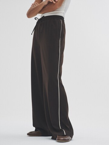 Wide Leg Pantalon The Set en marron : devant