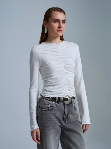 Dilvin Blouse in White: front