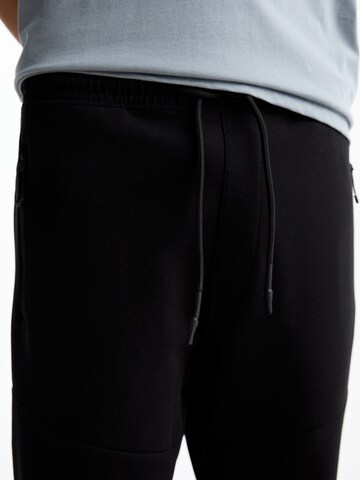 Tapered Pantaloni di Pull&Bear in nero